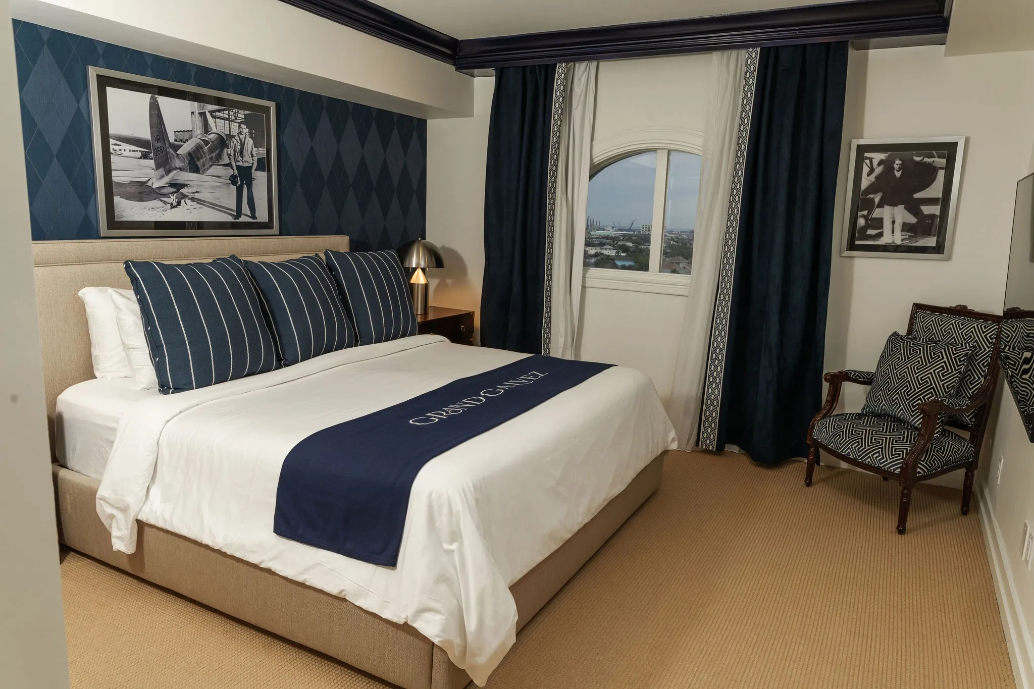 AVIATOR SUITE Image 2