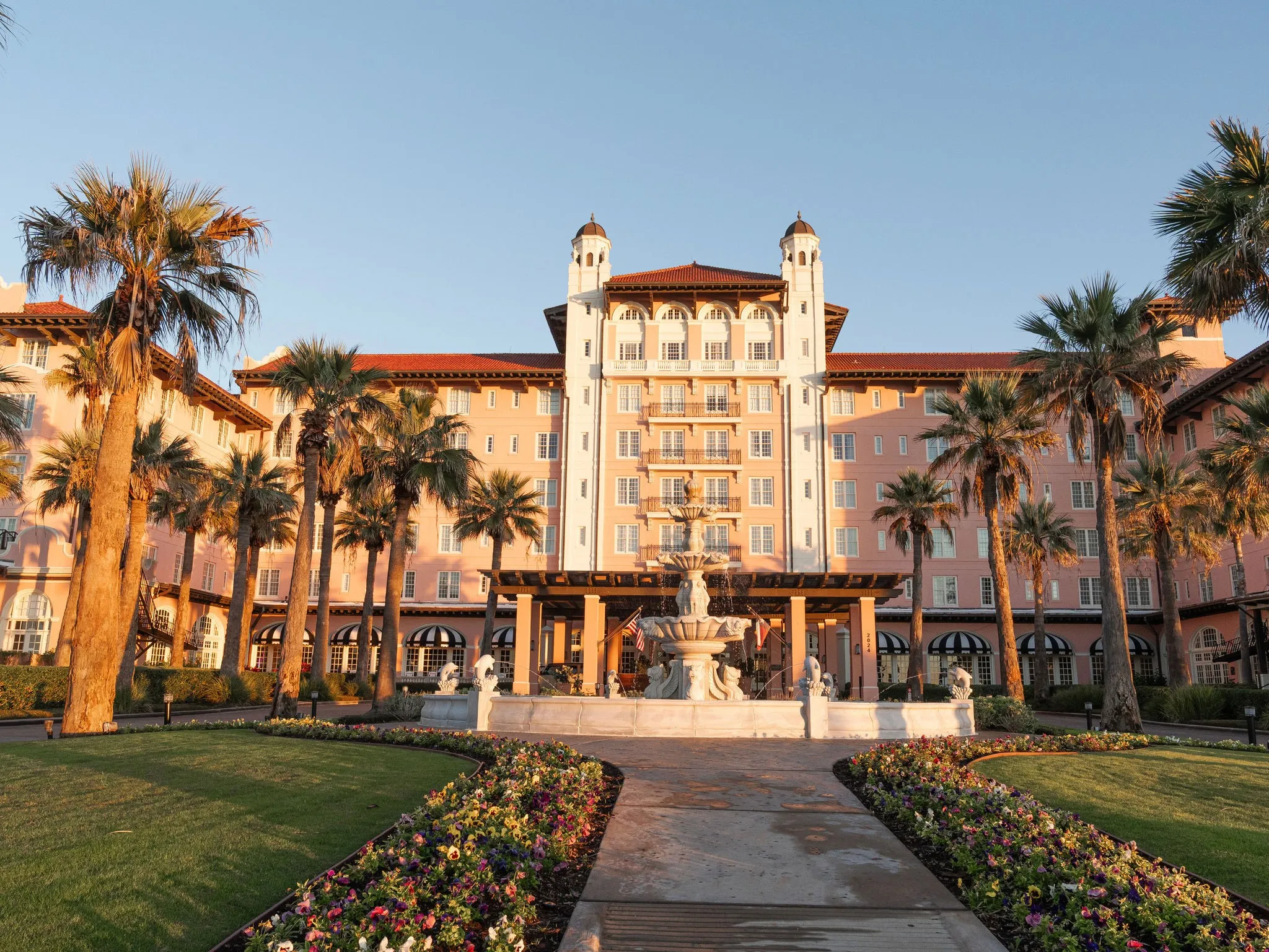 Center Lawn Wedding Venue with Fountain